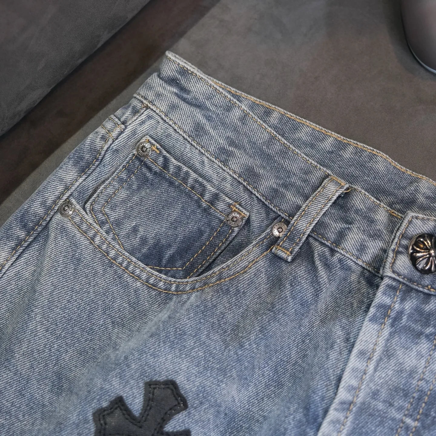 P290 Chrome Hearts Gallery co-branded limited-edition cross-flared flared jeans are a hot item this season and are sought after by countless celebrities and fashionistas. The neat details of the cutting process add color to the playful fashion! The neat and meticulous design, and the well-fitting structure is unique. The upper body not only has outstanding recognition, but also looks younger and younger. A style with the ultimate wearing meaning and performance, gorgeous color matching, and the craftsmanship of this style is also extremely extraordinary. After the finished product is washed, it is disassembled and hand-made with sheepskin cross leather and then spliced ​​together to complete. The whole piece has too many craftsmanship to describe. It is decorated with patchwork cross flowers and high-waisted washed jeans! ! Absolutely high-end luxury product, a god-level single product, a super popular product, made with top heavy industry, a magic weapon that cannot be missed to hit the streets. Size: 28 30 32 34 36 Color: blue
